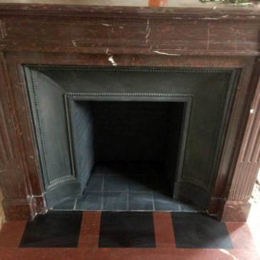 Installation d'une cheminée de style Louis XVI en marbre du XIXè siècle