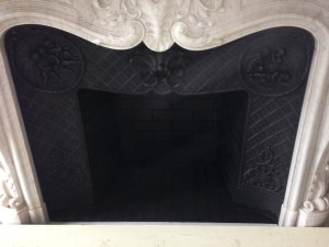 Foyer en briquettes noircies