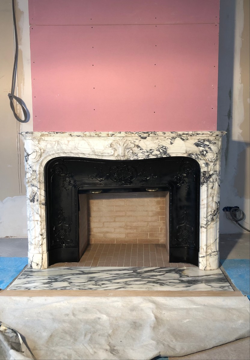 Grande cheminée de style Régence installée dans Paris – Le Plaisir du Feu