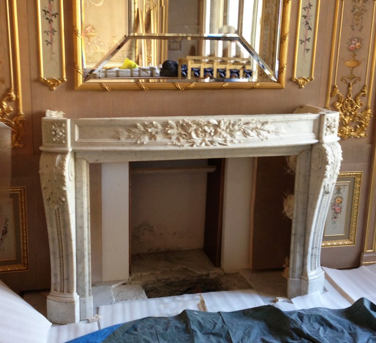 La cheminée est en cours d'installation