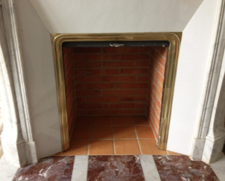 Foyer en briquettes réfractaires et rétrécissement en faïence