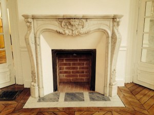 Installation d'une cheminée de style Louis XV en marbre