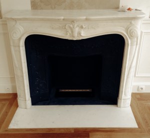 Pose de cheminée de style Régence en marbre de Carrare.