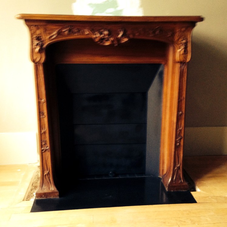Belle cheminée Art Nouveau en bois très sculptée