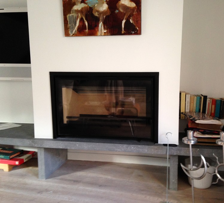 Installation de cheminée à insert repose sur une dalle de pierre