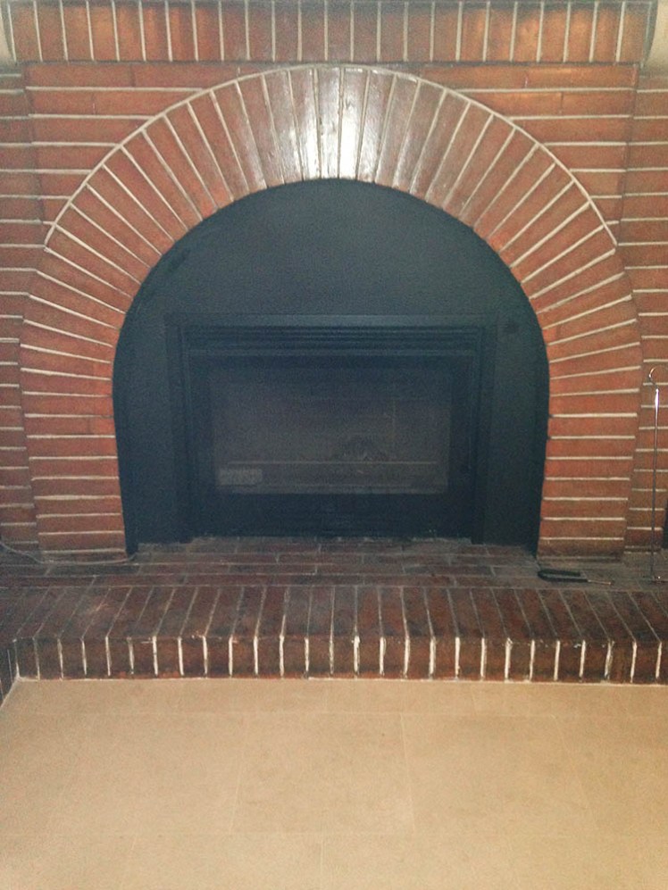 Un insert installé dans une cheminée existante. 