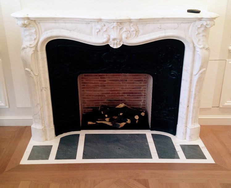 Cheminée ancienne de style Louis XV en marbre de Carrare